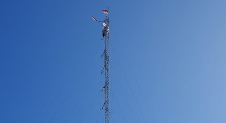Pria di Kupang Panjat Tower 65 Meter, Tuntut Ikut Upacara Kemerdekaan di Istana