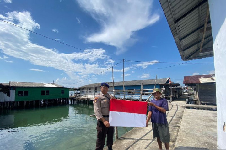 Polda Riau Bagikan Merah Putih ke Warga Pulau Terluar di Batam