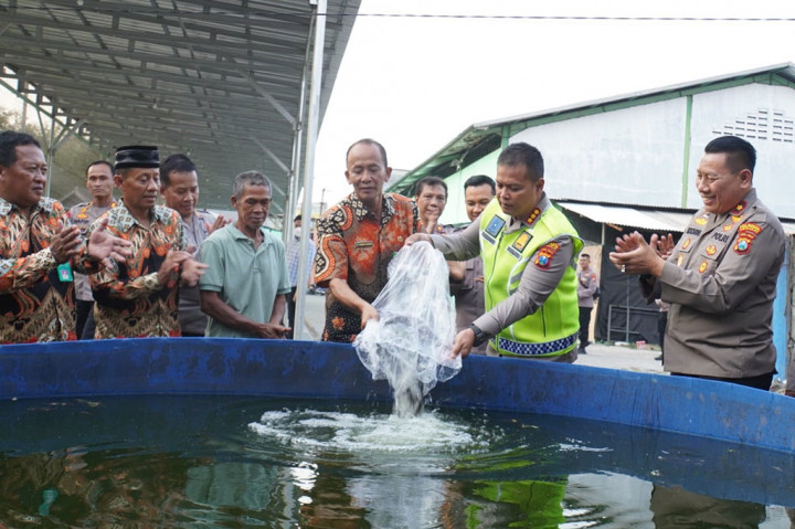 Dukung Ketahanan Pangan, Polresta Sidoarjo Tebar 5 Ribu Benih Ikan Lele