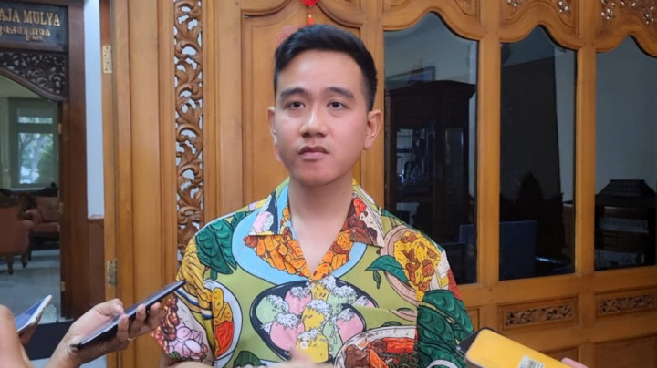 Gibran Minta Pembayaran BRT Pakai Sistem <i>Tapping</i>