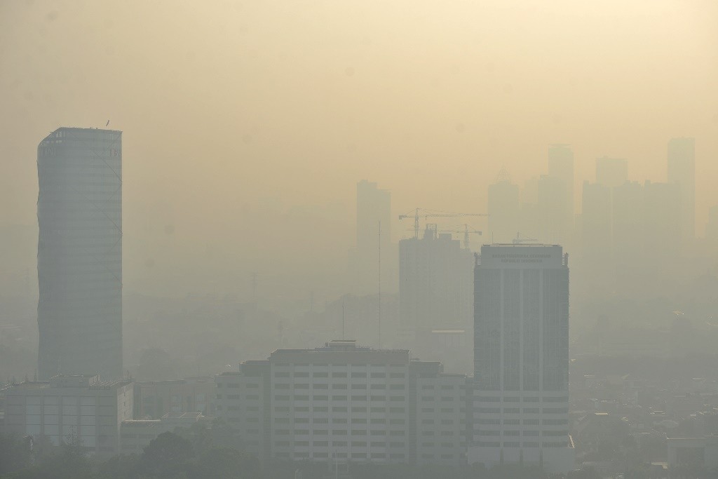 Ilustrasi--Kabut pekat polusi udara menutupi gedung-gedung tinggi perkantoran di Jakarta. (Foto: MI/Susanto)