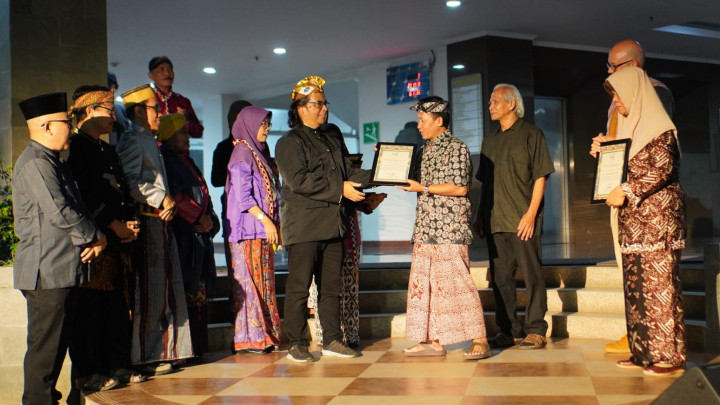 Ketekunan Prof Oman Merawat Manuskrip Diganjar Penghargaan Pustaka Paripalana