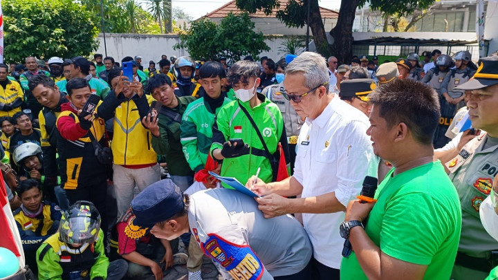 Penghasilan Dipotong Aplikator 20%, Seribuan Ojol di Cirebon Demo