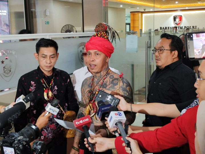 Masyarakat Dayak Kecam Sikap Rocky Gerung yang Dinilai Menghina Jokowi