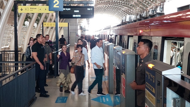Jajal LRT Lagi, Jokowi Ajak Belasan Artis Ibu Kota