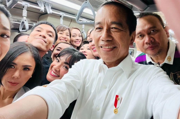 Jokowi Ajak Nirina Zubir hingga Cak Lontong Jajal LRT Lintas Bekasi