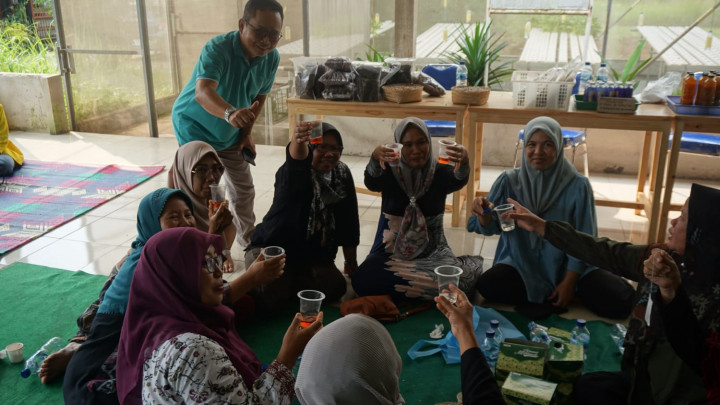 Dosen FFUI Ajarkan Warga Desa Sasakpanjang Olah Selai dan Teh dari Tanaman Herbal