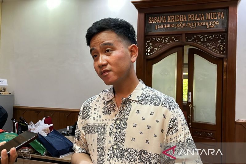 Wali Kota Surakarta Gibran Rakabuming Raka memberikan keterangan kepada wartawan di Solo, Kamis (10/8/2023). ANTARA/Aris Wasita