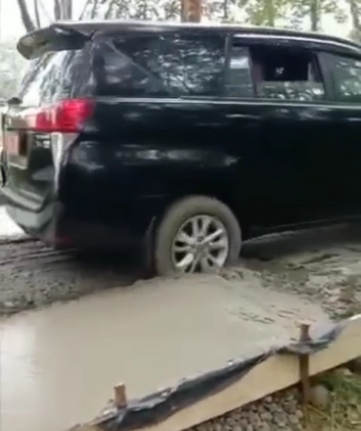 Viral Mobil Dinas Masuk Cor Basah, Kadispora: Tidak Ada Tanda Perbaikan Jalan
