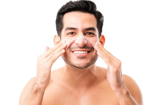 Kaum adam pun perlu memilih permbersih yang sesuai dengan jenis kulit. (Foto: Ilustrasi. Dok. Freepik.com)?