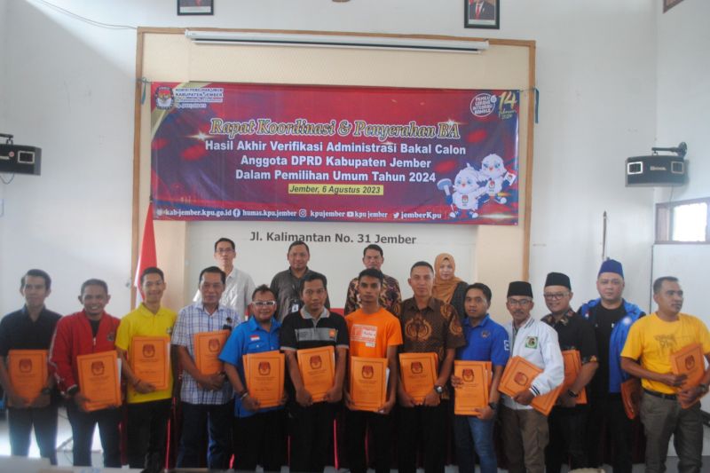 Sejumlah komisioner KPU Jember dan Bawaslu berfoto bersama dengan perwakilan parpol saat penyerahan hasil verifikasi administrasi dokumen bakal caleg di Kantor KPU Jember, Sabtu, 5 Agustus 2023. Antara/HO-KPU Jember