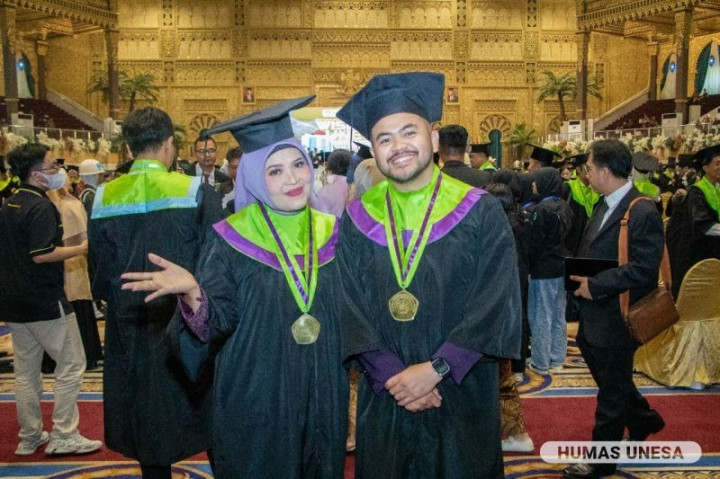 Kompak Banget! Ibu dan Anak Lulus S2 dan Wisuda Bareng di Unesa