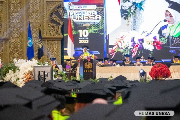 Unesa Wisuda 1.501 Orang, 10 Lulusan Terbaik Dapat Penghargaan