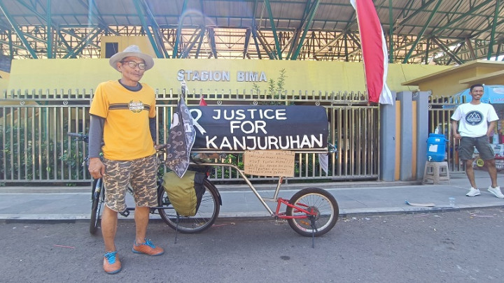 Miftahudin Bersepeda dari Malang Suarakan 'Justice For Kanjuruhan' ke Jakarta