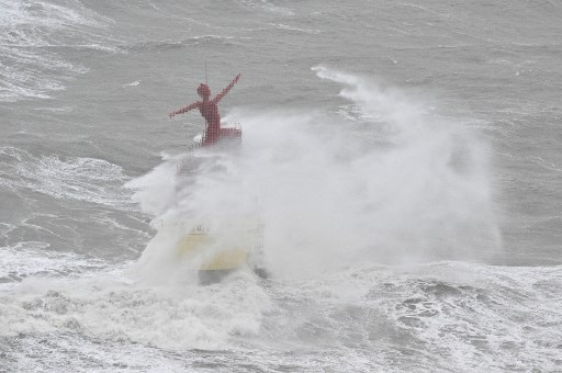 Korut Antisipasi Hantaman Topan Khanun