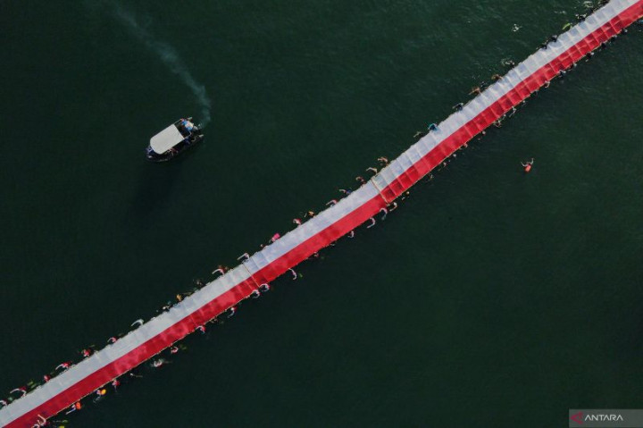 Merah Putih Sepanjang 78 Meter Dibentangkan di Perairan Makassar