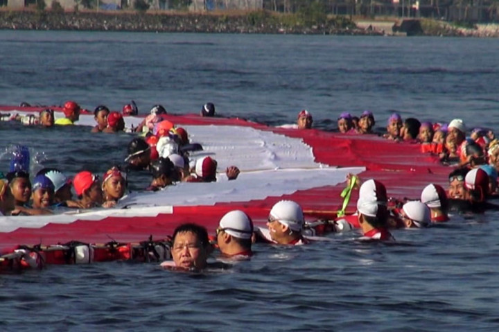 Bendera Merah Putih Raksasa Dibentang di Perairan Makassar