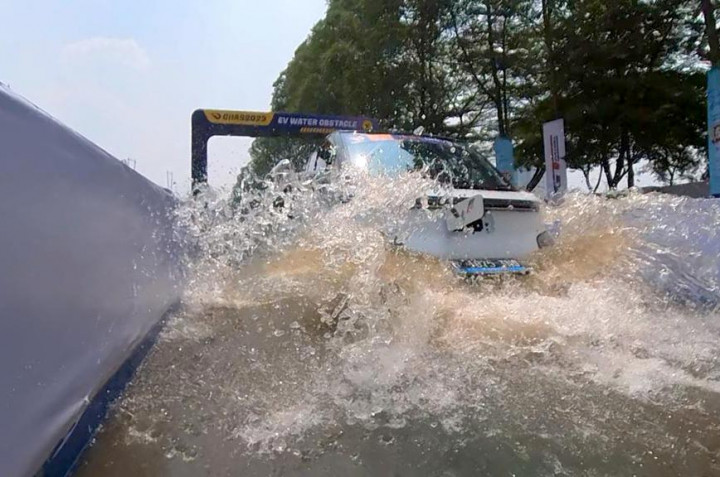 Menantang, Test Drive Mobil Listrik Di GIIAS 2023 Lewati 'Banjir'