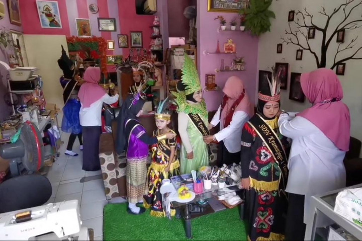 Jelang HUT RI, Persewaan Busana Adat Nusantara Diserbu Konsumen