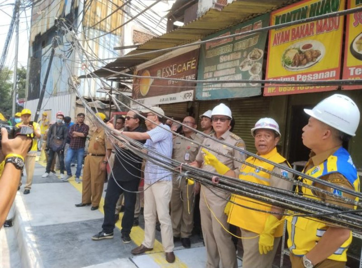 Kabel Udara Semrawut di Seluruh Kecamatan Jakpus Ditata