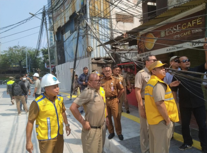 Kabel Semrawut Masih Beredar di Jalan Protokol Jakpus