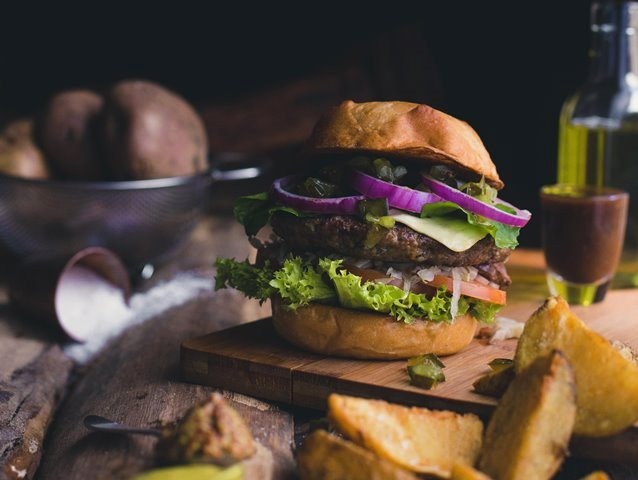 Ada empat efek yang akan terjadi jika si kecil dibiarkan memakan junk food. (Foto: Ilustrasi/Dok. Unsplash.com)