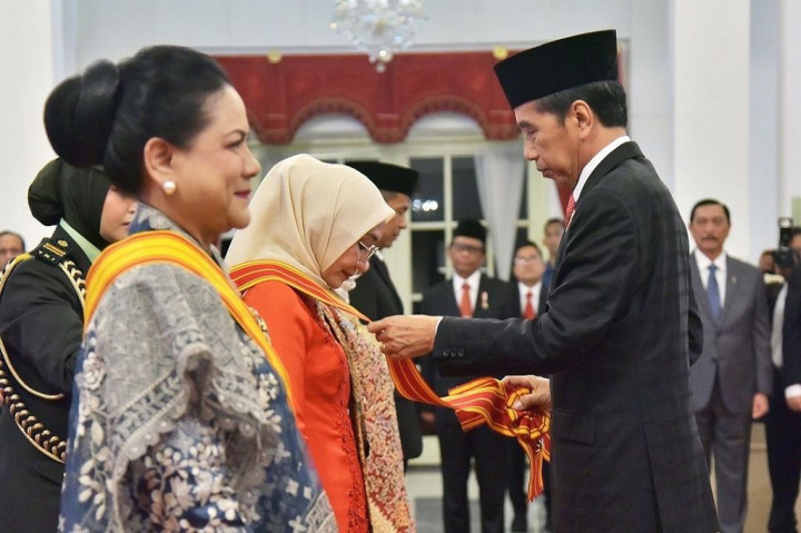 Presiden Anugerahkan Tanda Kehormatan ke Iriana Jokowi dan Tokoh Lain