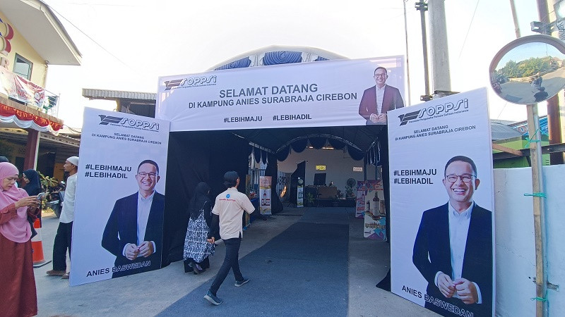 Anies Baswedan saat mengunjungi Kampung Anies Surabraja di Cirebon.