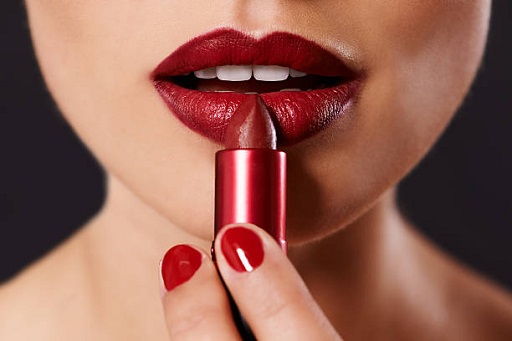  Lipstik matte menjadi salah satu jenis lipstik yang jadi favorit banyak wanita. (Foto: Dok. iStock)