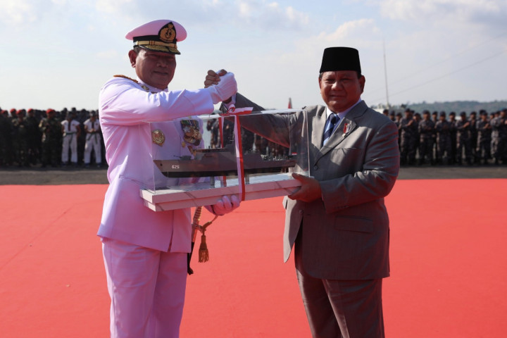 Menhan Prabowo Serahkan 2 KRI ke TNI AL