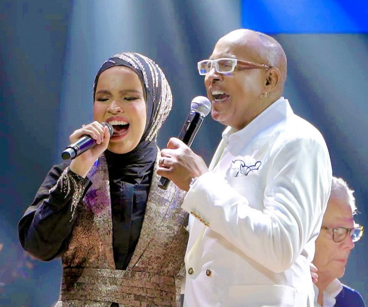 Putri Ariani Terharu Duet dengan Peabo Bryson di Konser David Foster