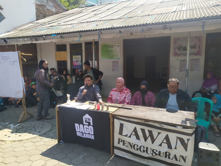 Polisi Dobrak Rumah Warga Dago Elos Bandung, Penghuni: Ada Anak Kecil