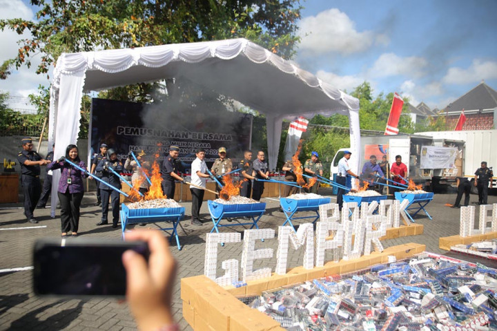 Jutaan Rokok Ilegal dan Ratusan Ribu Minuman Alkohol Dimusnahkan Bea Cukai Ngurah Rai Bali