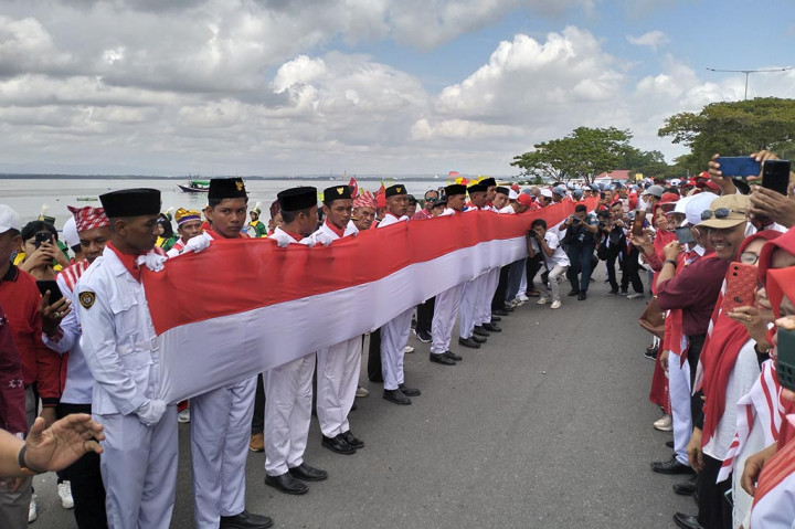 Pemprov Sultra Bentangkan Bendera Merah Putih Sepanjang 17 Km