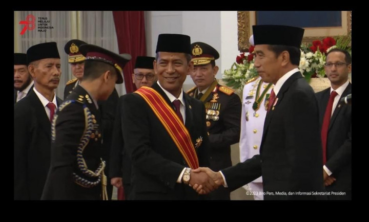 Guru Besar Unand Saldi Isra Terima Anugerah Bintang Mahaputera dari Presiden