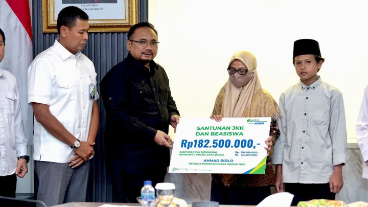 Menag Yaqut Beri Santunan BPJS Ketenagakerjaan Rp183 Juta kepada Ahli Waris Petugas Haji Meninggal
