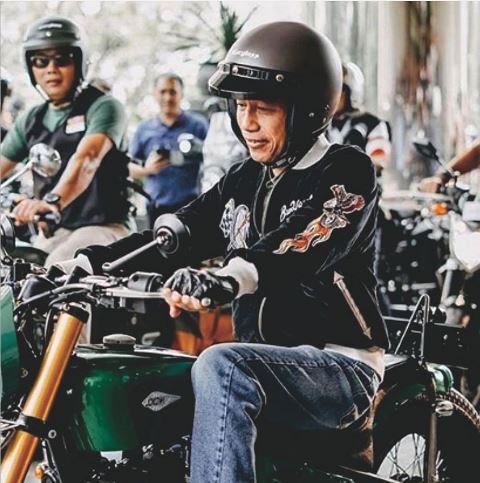 Apa aja brand anak muda yang dikenakan oleh Presiden Jokowi? Check this out guys! (Foto: Dok. Instagram Rawtyperiot/@rawtype_riot)