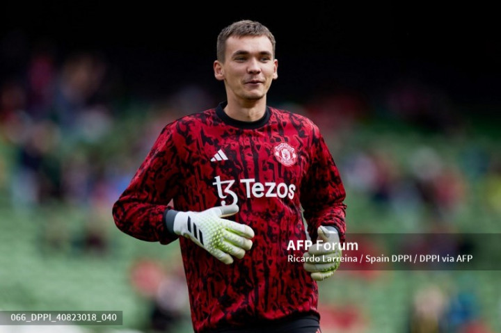 Kiper MU Matej Kovar Resmi Berseragam Bayer Leverkusen