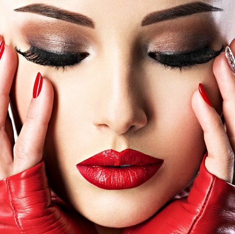 Teriknya sinar matahari kerap membuat make up jadi cepat luntur karena keringat! (Foto: Ilustrasi. Dok. Freepik.com)