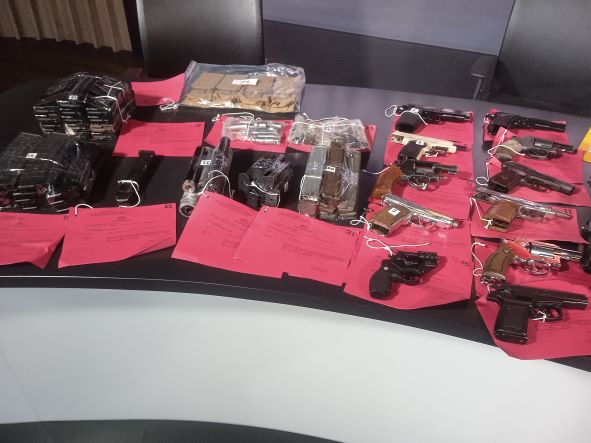 Densus Bawa 16 Senpi Tersangka Teroris Karyawan KAI ke Labfor