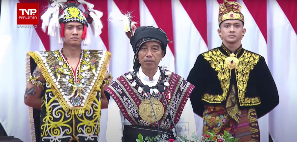 Apa arti baju Tanimbar, Maluku yang dipakai oleh Presiden Jokowi? Simak selengkapnya. (Foto: Dok. Tangkapan layar Sekretariat Presiden)