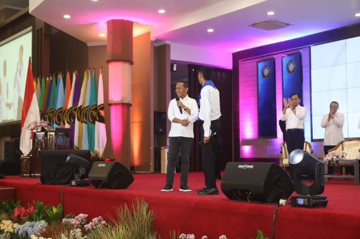 Bahlil Beri Beasiswa dan Modal Kerja Kepada Mahasiswa Baru UB