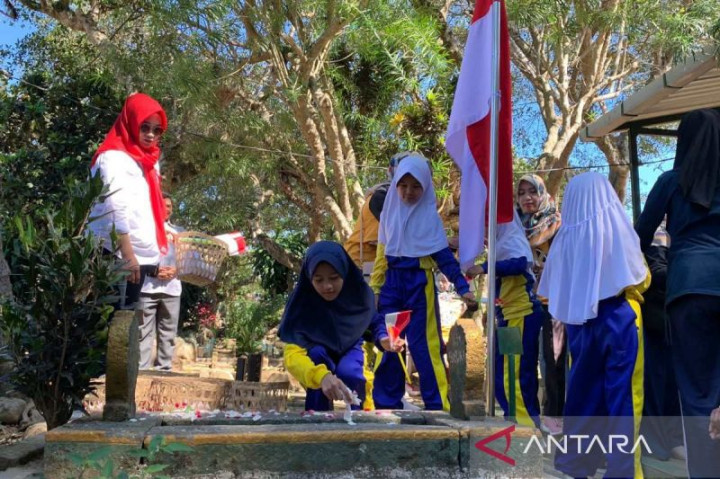 Sambut HUT RI, Siswa SD di Temanggung Ziarah ke Makam Pahlawan Lokal