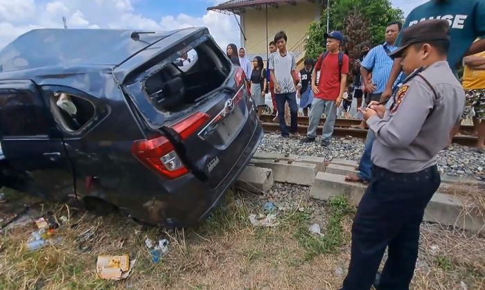Terobos Perlintasan Tak Berpalang, Minibus di Tebing Tinggi Ditabrak KA 2 Penumpang Luka Berat
