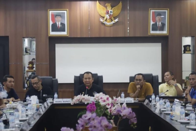 Bupati Jember, Hendy Siswanto (tengah) bersama Wabup Gus Firjaun (kiri) dan Ketua DPRD Jember Itqon Syauqi memimpin rakor program Si Rambo di DPRD Jember, Rabu, 16 Agustus 2023. Antara/HO-Diskominfo Jember