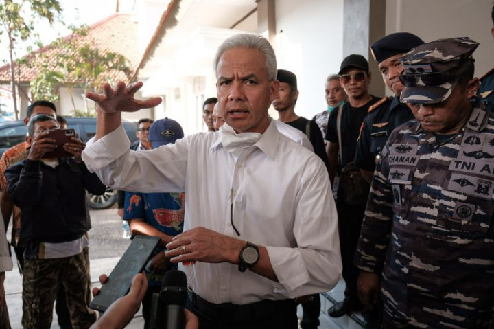 Ganjar Minta Pemadaman Kebakaran Kapal di Tegal Pakai Bom Air