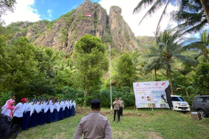 Sambut HUT RI, Warga Trenggalek Bentangkan Merah Putih Raksasa di Tebing Gunung Sepikul