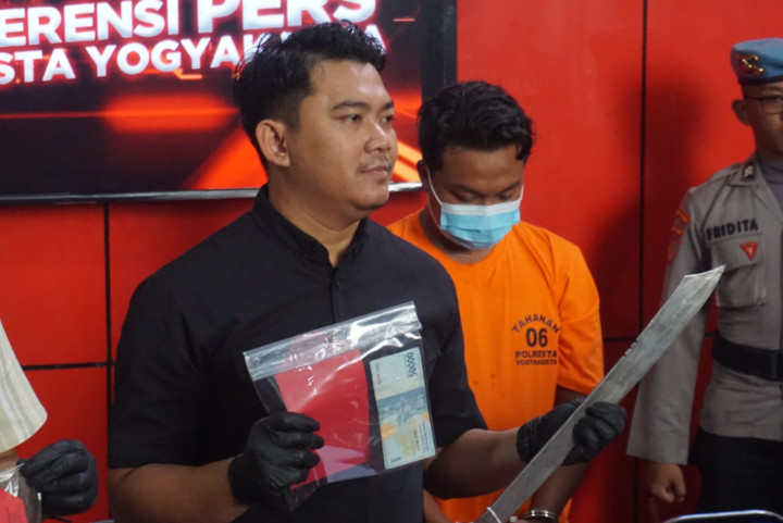 Kaca Spion Dirusak, Pedagang Sayur Bacok Pengendara Motor