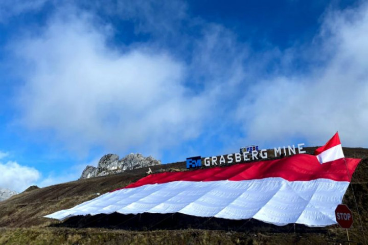 PT Freeport Pecahkan Rekor Dunia Bentangkan Merah Putih 3.431 Meter