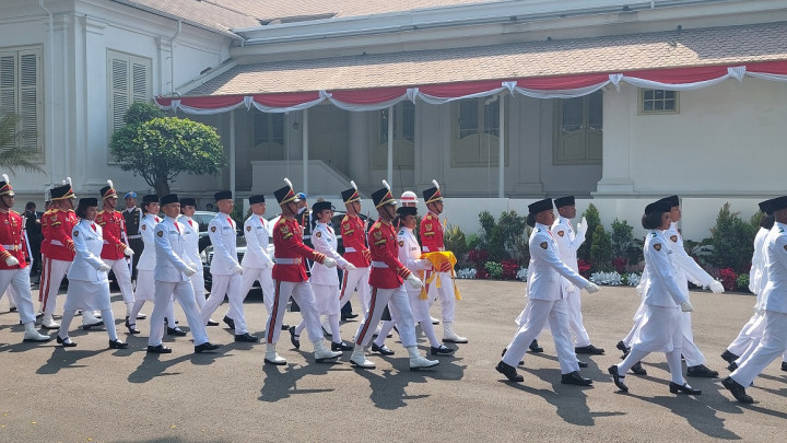 Putri Asal Wamena Jadi Pembawa Baki Bendera Merah Putih